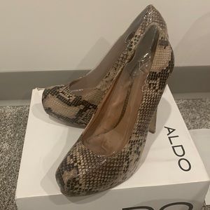 6” heel with 1/2” invisible platform, in original box